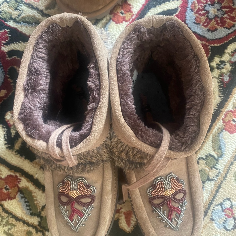Manitobah mukluks Women's Tan Moccasin size 6